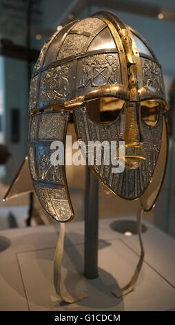 Rekonstruierte Sutton Hoo Helm, der den Hort von Staffordshire gehörte ist der größte Schatz der angelsächsischen Gold und Silber Metallarbeiten. Vom 5. Jahrhundert Stockfoto