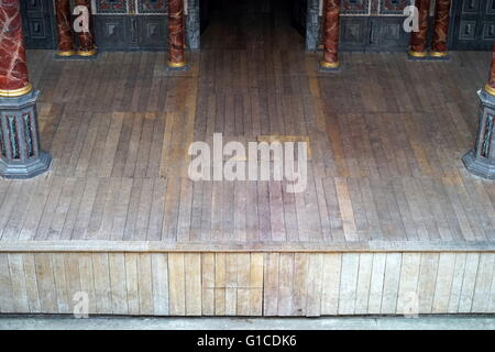 Innere des Globe Theatre London, William Shakespeare zugeordnet. Erbaut im 16. Jahrhundert von Shakespeares spielen Unternehmen, der Lord Chamberlain es Men. London. Datierte 2015 Stockfoto