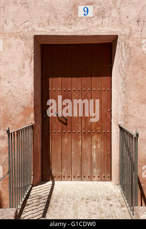 Malerische und antike Holztür hierhin. ALBARRACIN. Spanien Stockfoto