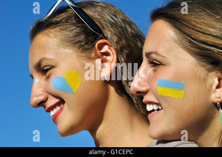 Close-up Portrait von zwei ukrainischen Mädchen mit bemalten ukrainischen Symbole auf Flächen Stockfoto