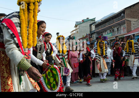 Traditionelle Kullu-Tal Volkstänzer, Hauptplatz, The Mall, Manali, Himachal Pradesh, Indien, Stockfoto