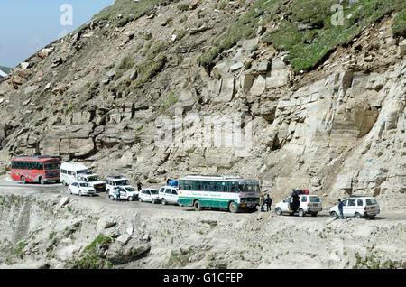 Busse und Autos im Verkehr Pfosten auf schmalen Straße nach Rotang Pass in der Nähe von Manali, Himachal Pradesh, Indien Stockfoto