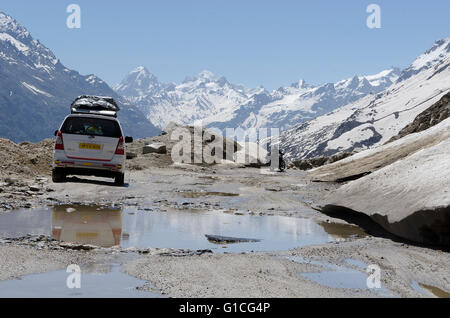 Holprige Straße auf der nördlichen Seite der Rotang Pass, Manali - Leh Road, Himachal Pradesh, Indien Stockfoto