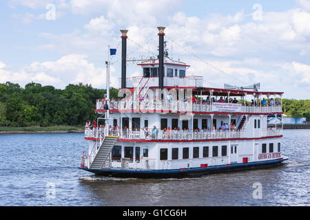 Savannah Riverboat Kreuzfahrten "Georgia Königin" nähert sich Rathaus, die Landung am Savannah River in Savannah, Georgia. Stockfoto