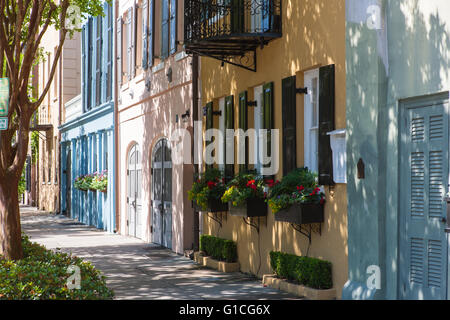 Bunten Reihenhäuser säumen Rainbow Row in Charleston, South Carolina. Stockfoto