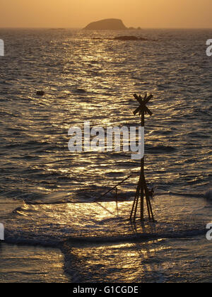 Sonnenuntergang, Galloways Pier, North Berwick Harbour, Lamm-Insel im Abstand Stockfoto