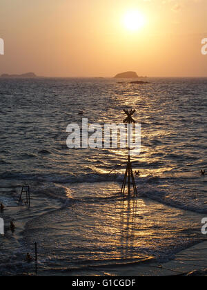 Sonnenuntergang, Galloways Pier, North Berwick Harbour, Lamm-Insel im Abstand Stockfoto