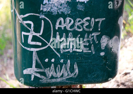 "Arbeit Macht Frei" - Nazi-Spruch Mit Hakenkreuz in Athen - Impressionen, Wirtschaftskrise Griechenland, 5. April 2016, Athen, Gri Stockfoto