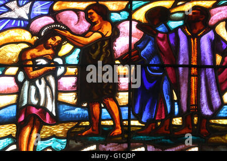 Carouge protestantischen Tempel.  Glasmalerei-Fenster. Taufe von Jesus Christus.  Genf. Schweiz. Stockfoto