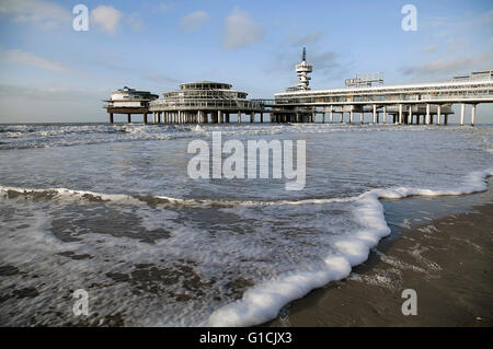 Pier am Strand von Scheveningen in den Haag, Niederlande Stockfoto