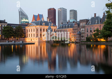 Abends Blick auf Binnenhof Palast und modernen Hochhäusern in Haag Stockfoto