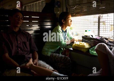 Wiedervereinigung Express, Zugreisen in Vietnam. Vietnam-Wege des Lebens Stockfoto