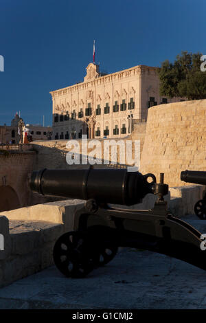 Kanonen auf den Wällen von St. Peter und Paul Counter-Guard und die barocke Fassade der Auberge de Castille im Hintergrund. Stockfoto