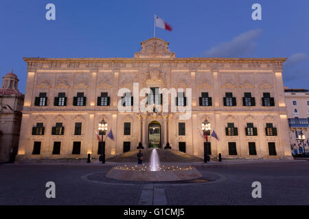 Hohe Barockfassade von Auberge de Castille, das ist das größte nicht-religiösen Gebäude in Malta wurde von den Rittern gebaut. Stockfoto