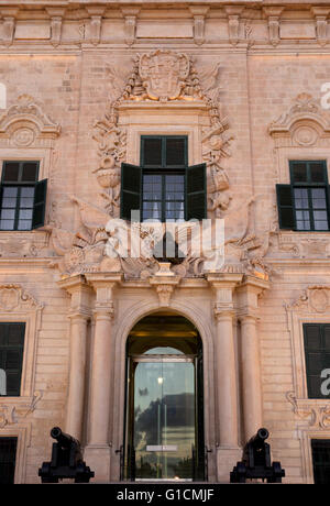 Die reich verzierte barocke Fassade der Auberge De Castille in Valletta beherbergte einst die Ritter, die aus Kastilien gefeiert. Stockfoto