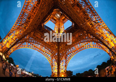 Eiffelturm, Nationalfeiertag, 2015, Dämmerung, Paris, Frankreich: Fisheye Ansicht von unten Stockfoto