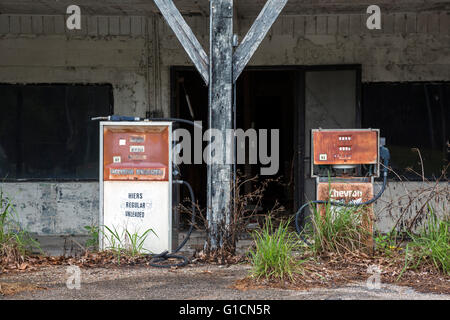 Eddy, Florida - verlassene Tankstelle am Rande der Okefenokee Sumpf. Stockfoto