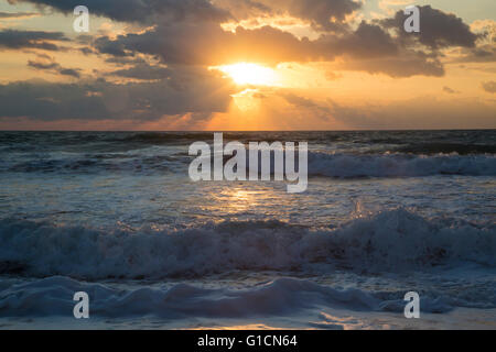 Indialantic, Florida - Sonnenaufgang über den Atlantik von der Ostküste Floridas. Stockfoto