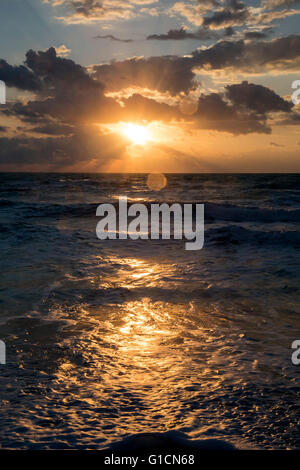 Indialantic, Florida - Sonnenaufgang über den Atlantik von der Ostküste Floridas. Stockfoto