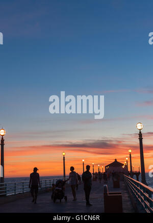 Menschen in Silhouette auf Manhattan Beach Pier kalifornische Nächte an der Pier bei Sonnenuntergang nicht erkennbar, wie Sonne nach unten und Licht geht Stockfoto