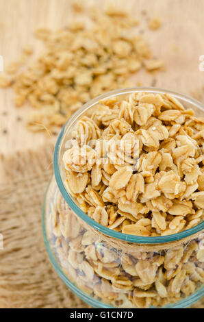 Müsli in Glasflasche auf Holz Hintergrund. Stockfoto