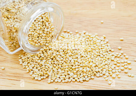 Roh weiß Quinoa Samen auf hölzernen Hintergrund. Stockfoto