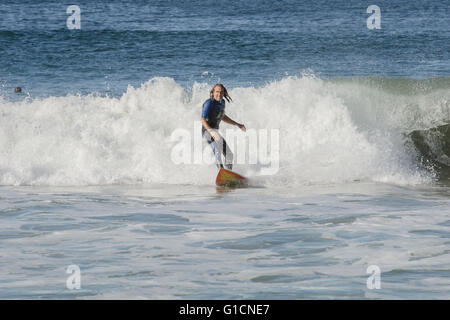 Manhattan Beach, Kalifornien, USA - 11. Oktober 2015: Surfer reitet Shorebreak am kalifornischen Strand mit gebrochenen Welle hinter Stockfoto