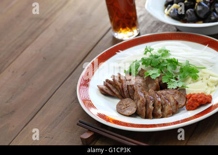 taiwanesische Fleischwurst, marinierte Fluss Clam, taiwanesische Essen Vorspeise Stockfoto