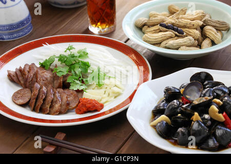 taiwanesische Fleischwurst, marinierte Fluss Clam, taiwanesische Essen Vorspeise Stockfoto