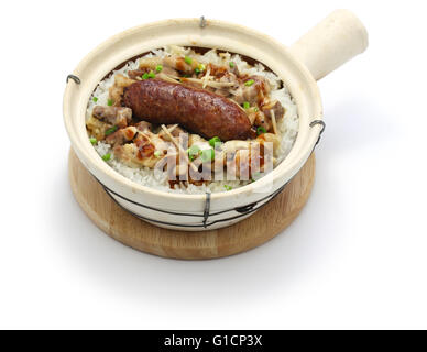 chinesische Wurst und Huhn mit Reis im Tontopf, kantonesische Küche Stockfoto