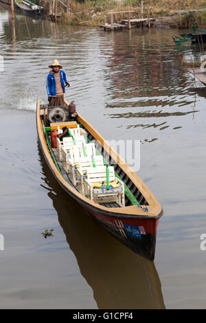 Ein Touristenboot gehen Sie wieder leer auf dem Inle-See (Myanmar). Diese Boote für Ausflüge, die alle Sitze im Gänsemarsch aufgestellt haben. Stockfoto