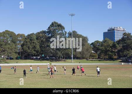 Sydney Sport oval in St. leonards mit einer Gruppe von Männern und Frauen, die Fußball spielen, Australien Stockfoto