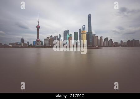 Shanghai Skyline-Blick vom Bund Uferpromenade am Pudong New Area - Geschäftsviertel von Shanghai. Stockfoto
