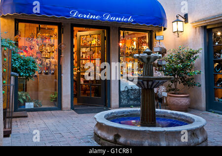 Dorine Daniels store und dekorative Brunnen in Tlaquepaque Kunst und Handwerk Dorf in Sedona, Arizona. Artisan Einkaufen in Sedona. Stockfoto