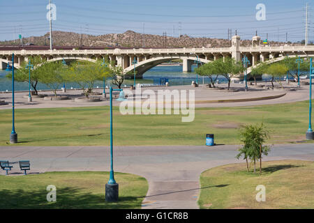 Tempe Strandpark in Tempe, Arizona (Phoenix).  Mill Avenue Brücke Kreuzung Tempe Town Lake und das Salz Flussbett. Stockfoto
