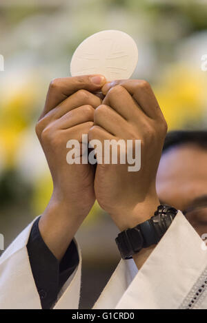 Die christlichen Ritus der Kommunion in der Messe Stockfoto