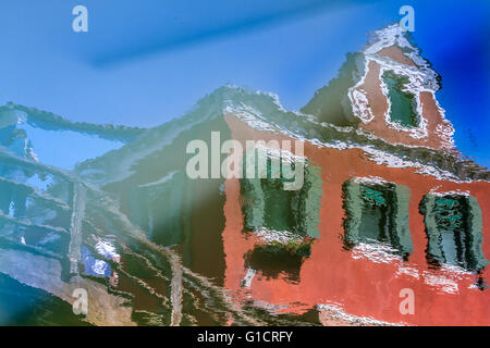 Multi farbige Häuser Linie die Straßen und Kanäle von Burano Insel in der Nähe von Venedig. Stockfoto