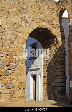 Blick durch Star-Bogen (Arco De La Estrella), Antequera, Provinz Malaga, Andalusien, Südspanien, Westeuropa. Stockfoto