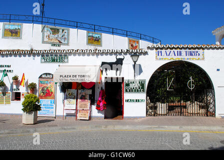 Blick auf die Plaza de Toros und Eingang, Baujahr 1900, Mijas, Provinz Malaga, Andalusien, Südspanien, Westeuropa. Stockfoto