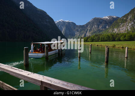 elektrisch angetriebene Passagierschiff verlassen Hafen St. Bartholomä am See Königssee, Berchtesgaden, Bayern, Deutschland Stockfoto