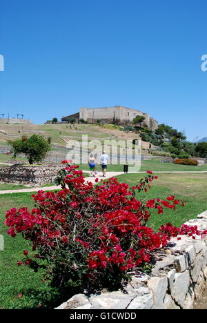 Sohail Schloss mit Schlossgarten in der Vordergrund, Fuengirola, Provinz Malaga, Andalusien, Spanien, Westeuropa. Stockfoto