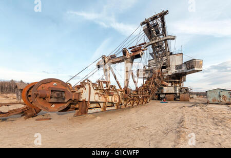 Viele Eimer riesigen Steinbruch Bagger Anlagen für die Gewinnung von Sand aus dem Steinbruch. Stockfoto