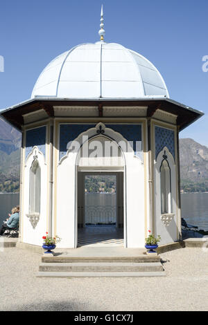 Bellagio, Italien - 13. April 2015: Menschen ruhen und Essen im Gartenhaus der Villa Melzi in Bellagio auf See von Como, Italien Stockfoto