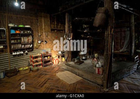 Traditionellen Langhaus, Paniduria Nocte Stamm, Lapnan Dorf, Tirap Bezirk, Arunachal Pradesh, Indien. Stockfoto