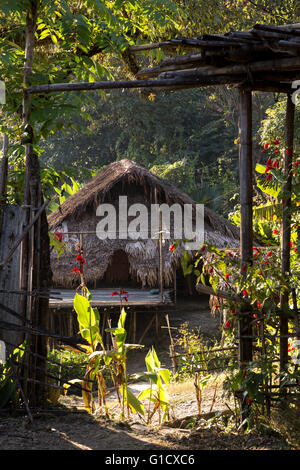 Traditionellen Langhaus, Paniduria Nocte Stamm, Kheti Dorf, Tirap District, Arunachal Pradesh, Indien Stockfoto