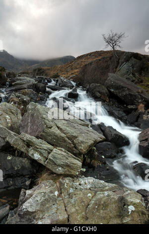 Berg Kaskade bei Cwm Idwal in der Glyderau Strecke der Berge im Norden Snowdonia National Park in Nordwales Stockfoto