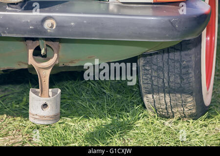 Rostige Kolben auf dem Auto Stockfoto