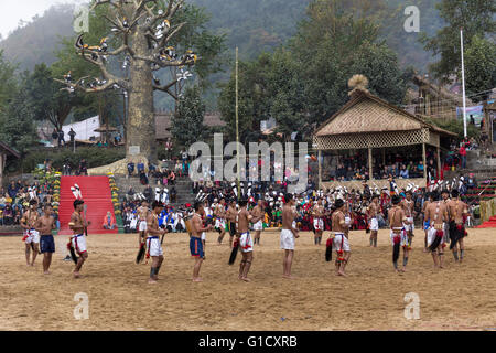 Akholongshi kulturelle Sporting Club Mangko Tongshishi Hornbill Festival durchführen. Stockfoto