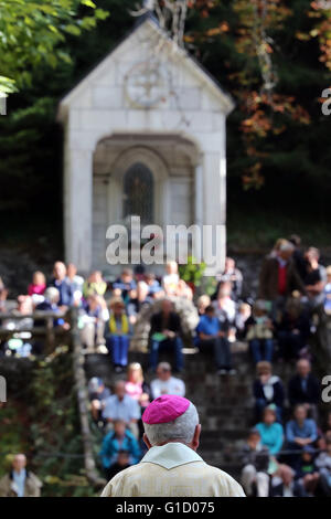 Heiligtum der Benite La Fontaine. Mgr Yves Boivineau.  Mgr Yves Boivineau mit einem violetten Pileolus.  La Roche-Sur-Foron. Frankreich. Stockfoto
