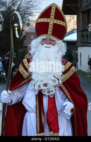 Sankt Nikolaus Parade. Sankt Nikolaus auch genannt Nikolaos von Myra war eine historische 4. Jahrhundert christlicher Heiliger und griechischen Bischof Stockfoto